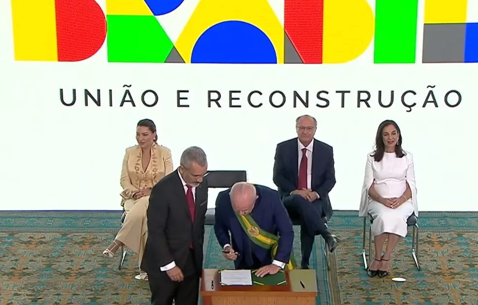 Lula revoga decretos de Bolsonaro e reduz acesso a armas