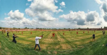 Empunhadura No Tiro Esportivo: Guia Completo da Posição Isósceles e Weaver