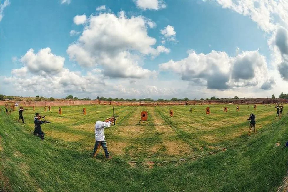 Empunhadura No Tiro Esportivo: Guia Completo da Posição Isósceles e Weaver